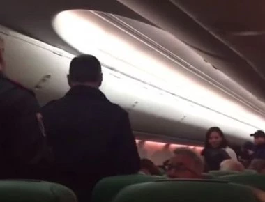 Καυγάς σε αεροπλάνο λόγω... ατομικών εκκενώσεων ενός επιβάτη! (βίντεο)